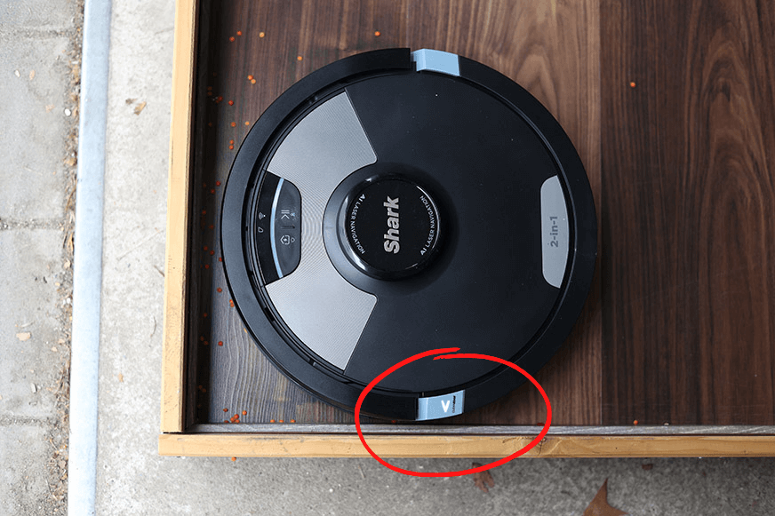 Die Clean Edge Technologie eines Shark Saugroboters ist in Aktion zu sehen.